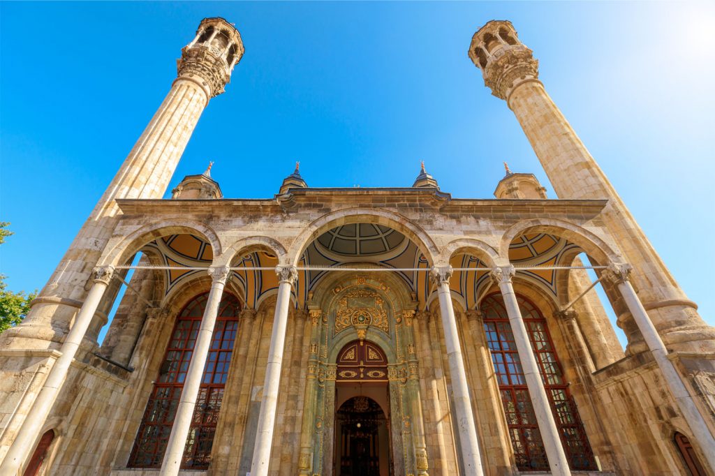 Konya Aziziye Camii’nin Görkemli Ön Cephesi
